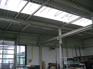 lichtbaender Lichtbänder in einer Montagehalle